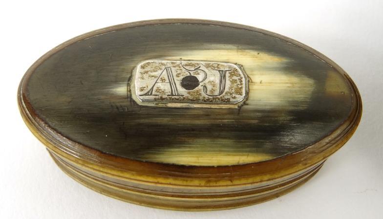 Circular tortoiseshell gold piqué work snuff box, together with a small oval horn example, the - Image 2 of 4