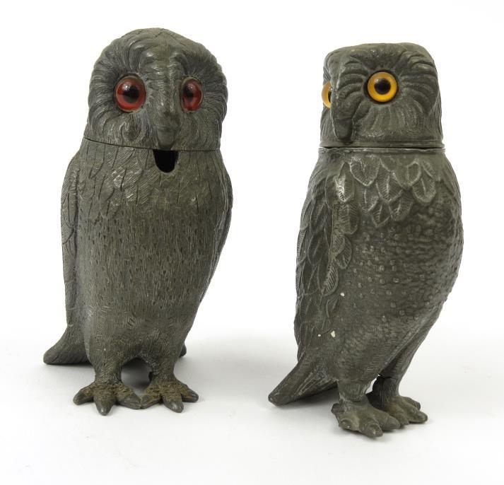 Novelty pewter owl pepperette, together with a similar mustard pot, both with beaded glass eyes,
