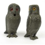 Novelty pewter owl pepperette, together with a similar mustard pot, both with beaded glass eyes,