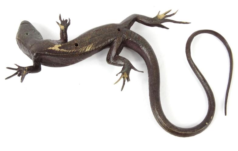 Bronze lizard paperweight, 16.5cm long : For Condition Reports please visit www.eastbourneauction. - Image 6 of 6