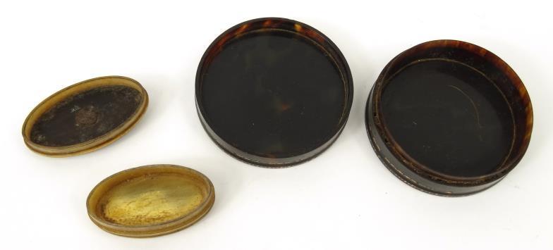 Circular tortoiseshell gold piqué work snuff box, together with a small oval horn example, the - Image 4 of 4