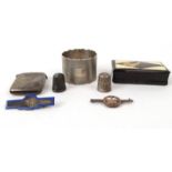 Objects comprising silver napkin rings, silver vesta, two silver thimbles, two white metal