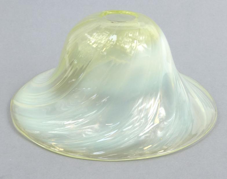 Victorian Vaseline glass lamp shade, 19cm diameter : For Condition Reports please visit www.