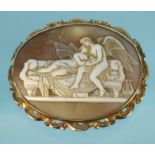 Large classical cameo brooch of winged figures in a gilt metal mount, 6.5cm long, approximate weight