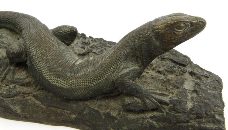 Bronze lizard on a rock paperweight, 21cm long : For Condition Reports please visit www. - Image 4 of 5