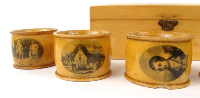 Boxed set of six wooden Mauchlin ware napkin rings decorated with Robbie Burns, the lid decorated - Image 3 of 5