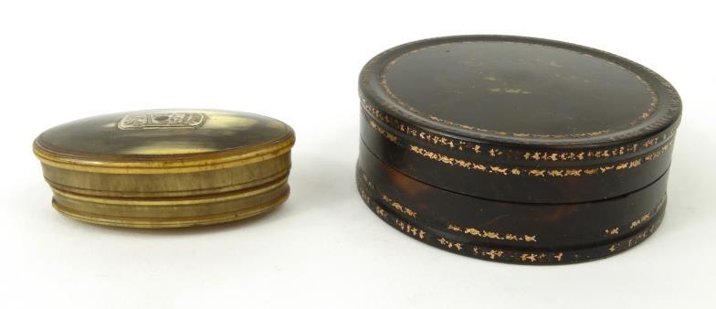 Circular tortoiseshell gold piqué work snuff box, together with a small oval horn example, the - Image 3 of 4