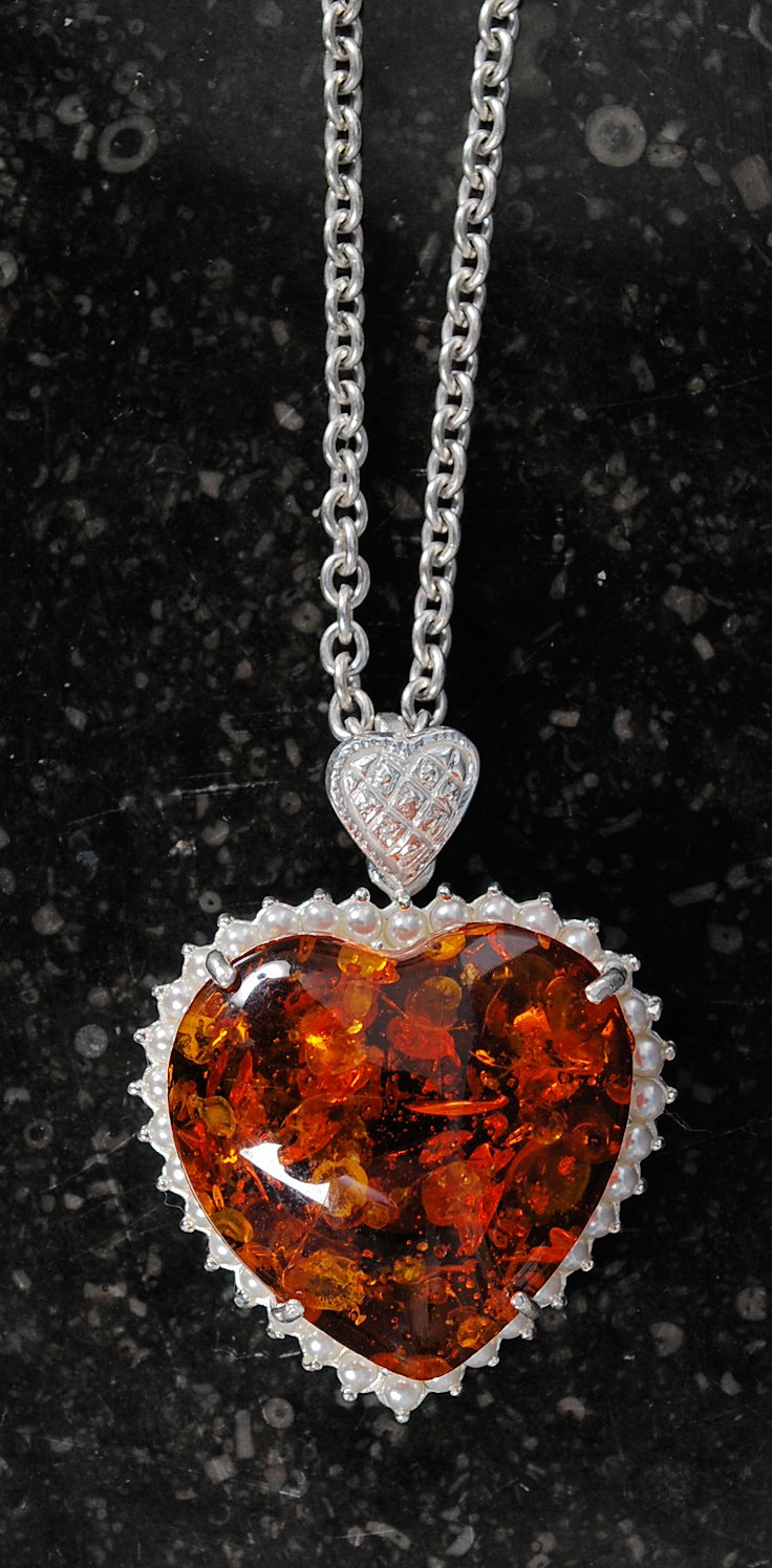 A white metal and amber style heart shap - Bild 3 aus 3