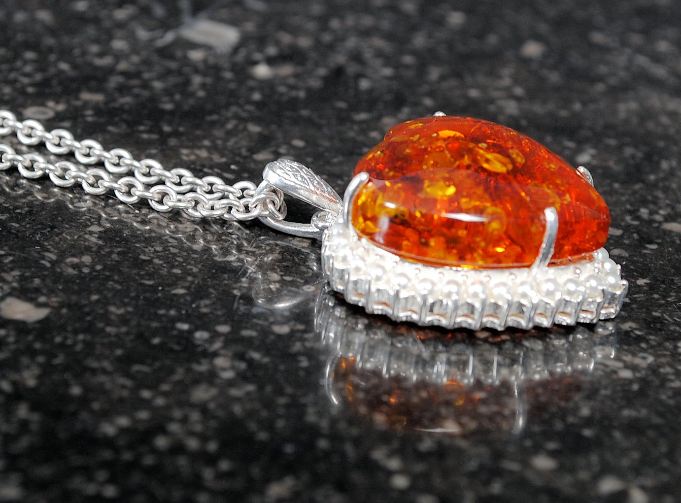 A white metal and amber style heart shap - Bild 2 aus 3