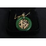 A 9ct gold and jade Chinese oriental goo