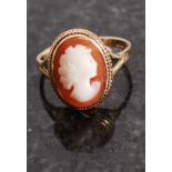 A ladies 9ct gold cameo ring. The centra
