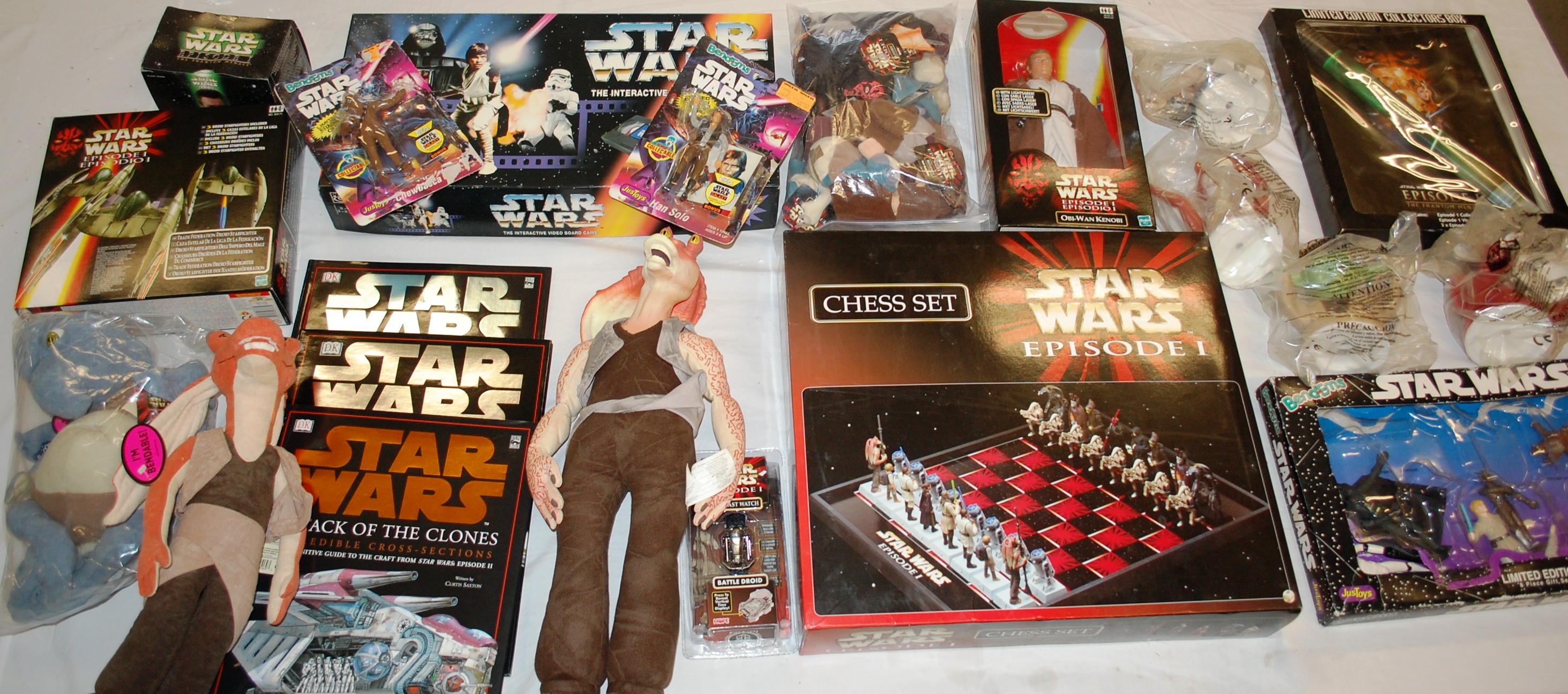 STAR WARS; A mixed lot of Star Wars Epis