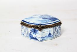 A Chinese blue and white trinket box dep