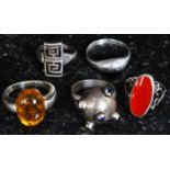 A selection of 5 silver 20th century ladies dress rings to include amber resin set, land mine,