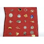 A collection of 20x costume jewellery brooches, all of differing design,
