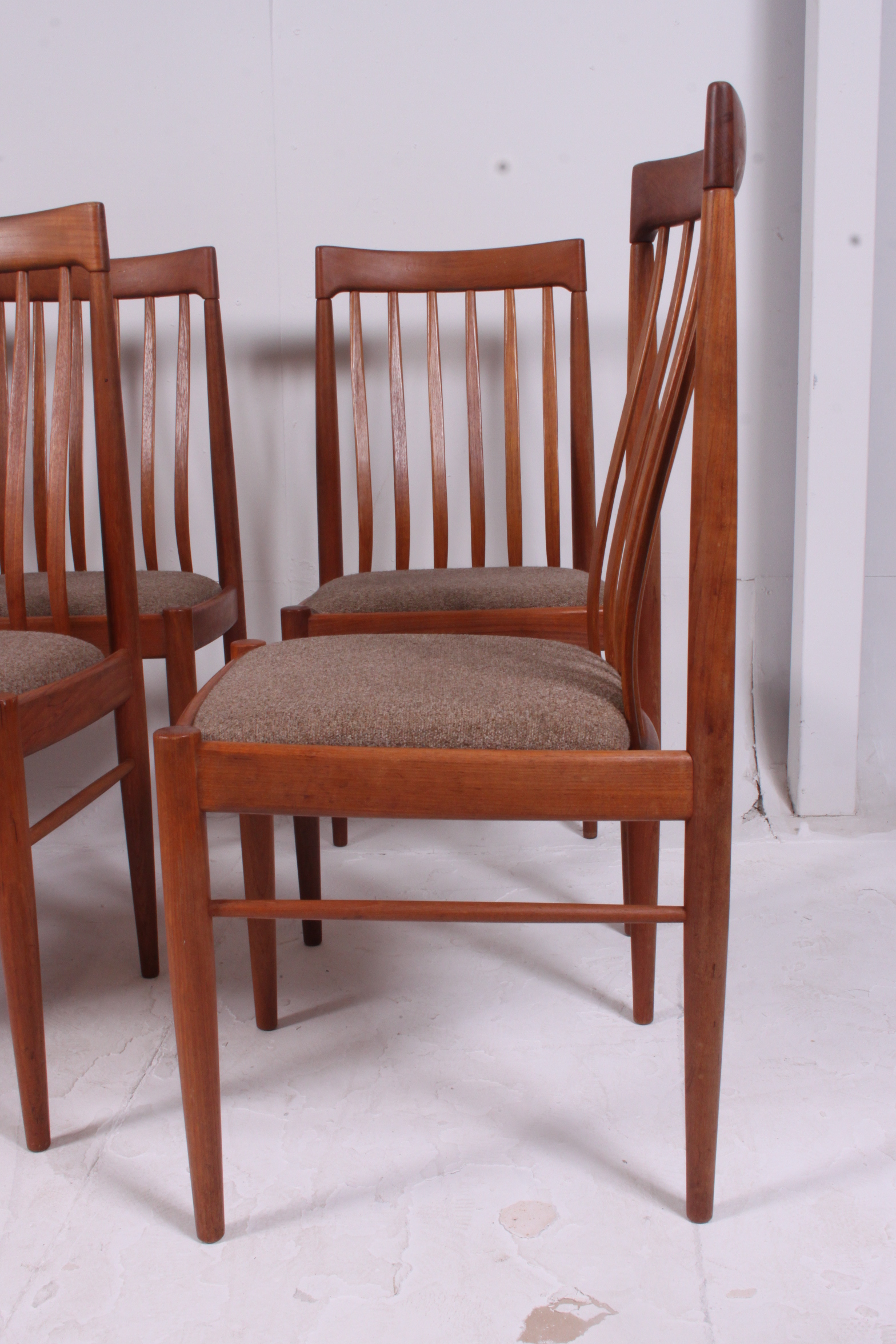 An excellent set of 6 1970's retro teak wood feather railed back Danish style chairs. - Image 3 of 3