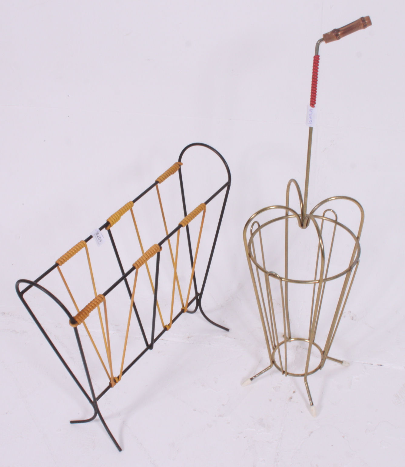 A retro 1950's wire work two tone black and yellow magazine rack together with a metal wire work - Image 2 of 2