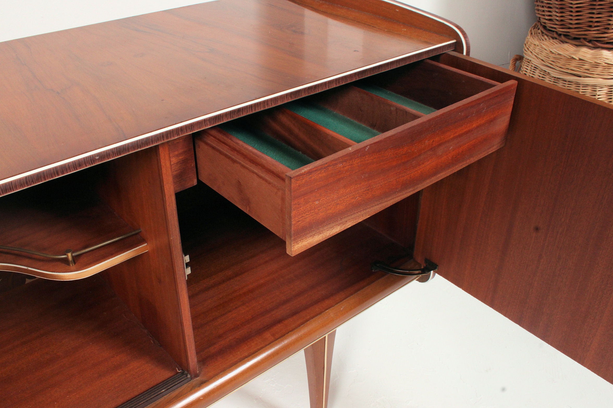 A retro vintage 1950's melamine low sideboard being raised on tapered supports having central glass - Image 4 of 5