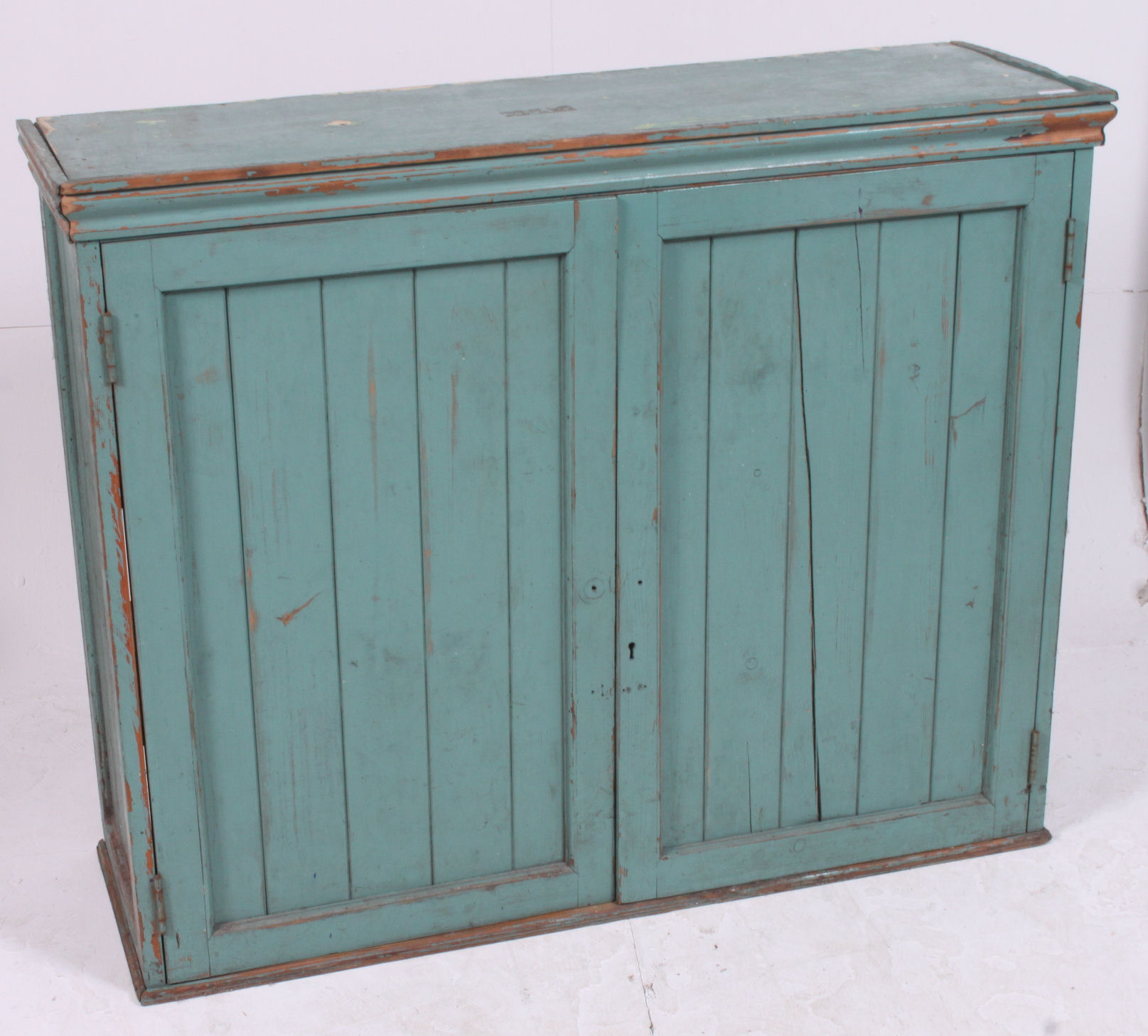 An early 20th century shabby chic painted pine school cupboard / cabinet. - Image 2 of 4