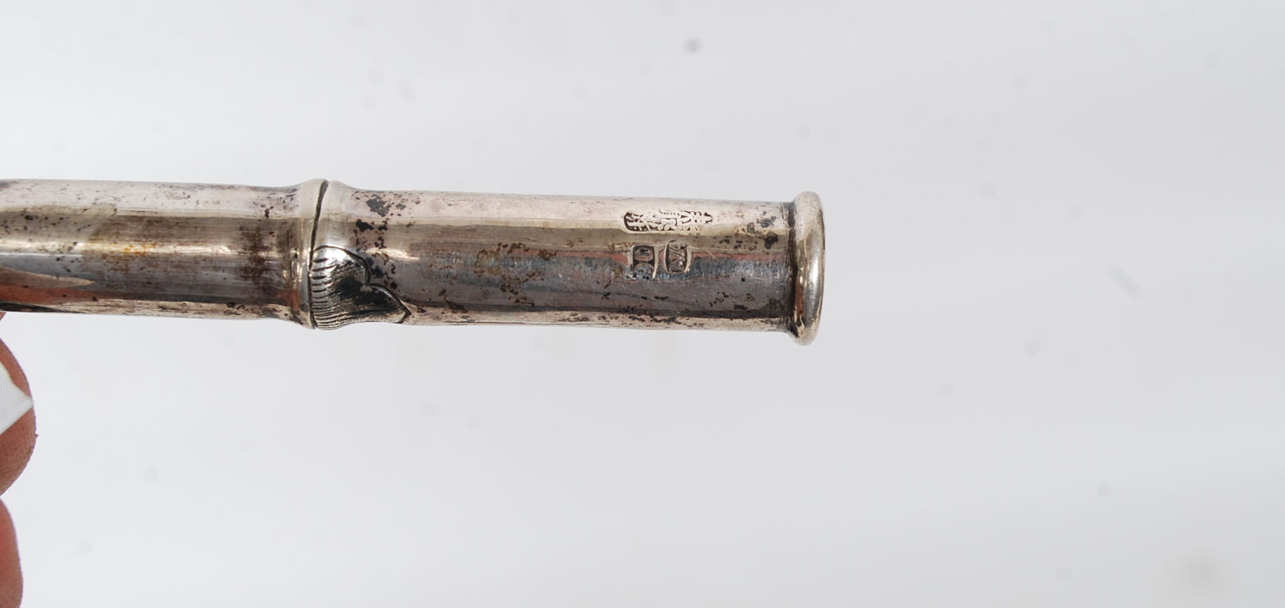 A silver Chinese hallmarked early 20th century ladies parasol handle bearing the initials for maker - Image 3 of 3
