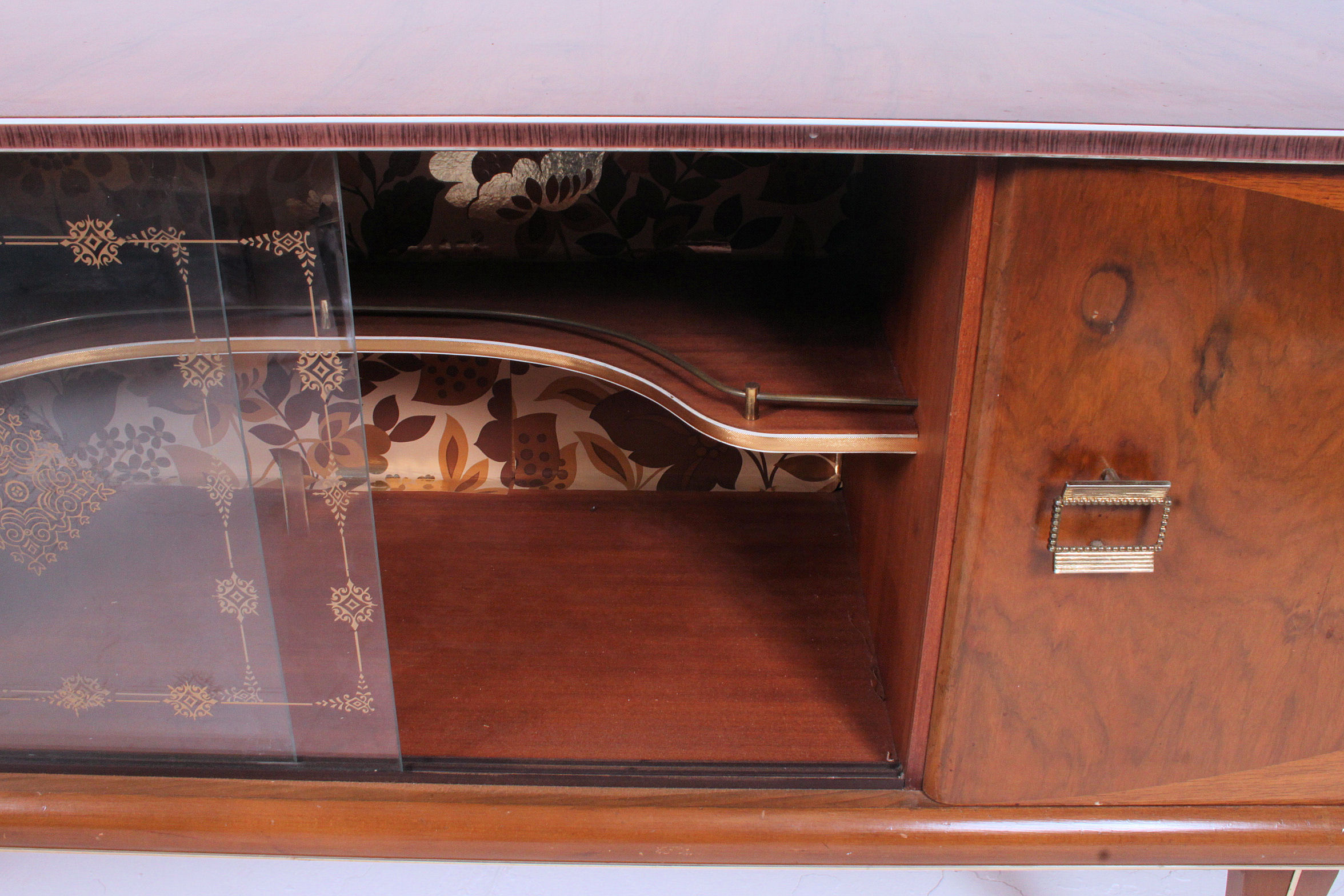 A retro vintage 1950's melamine low sideboard being raised on tapered supports having central glass - Image 3 of 5