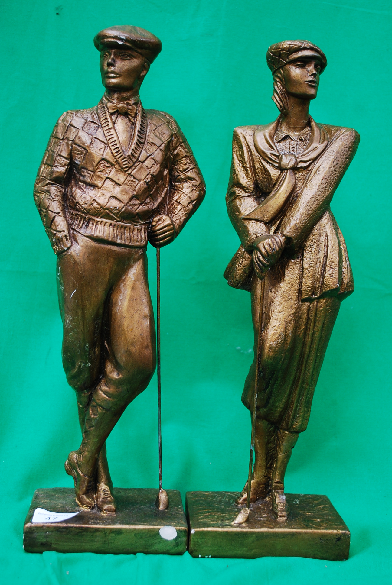Two statues of a male and a female golfe