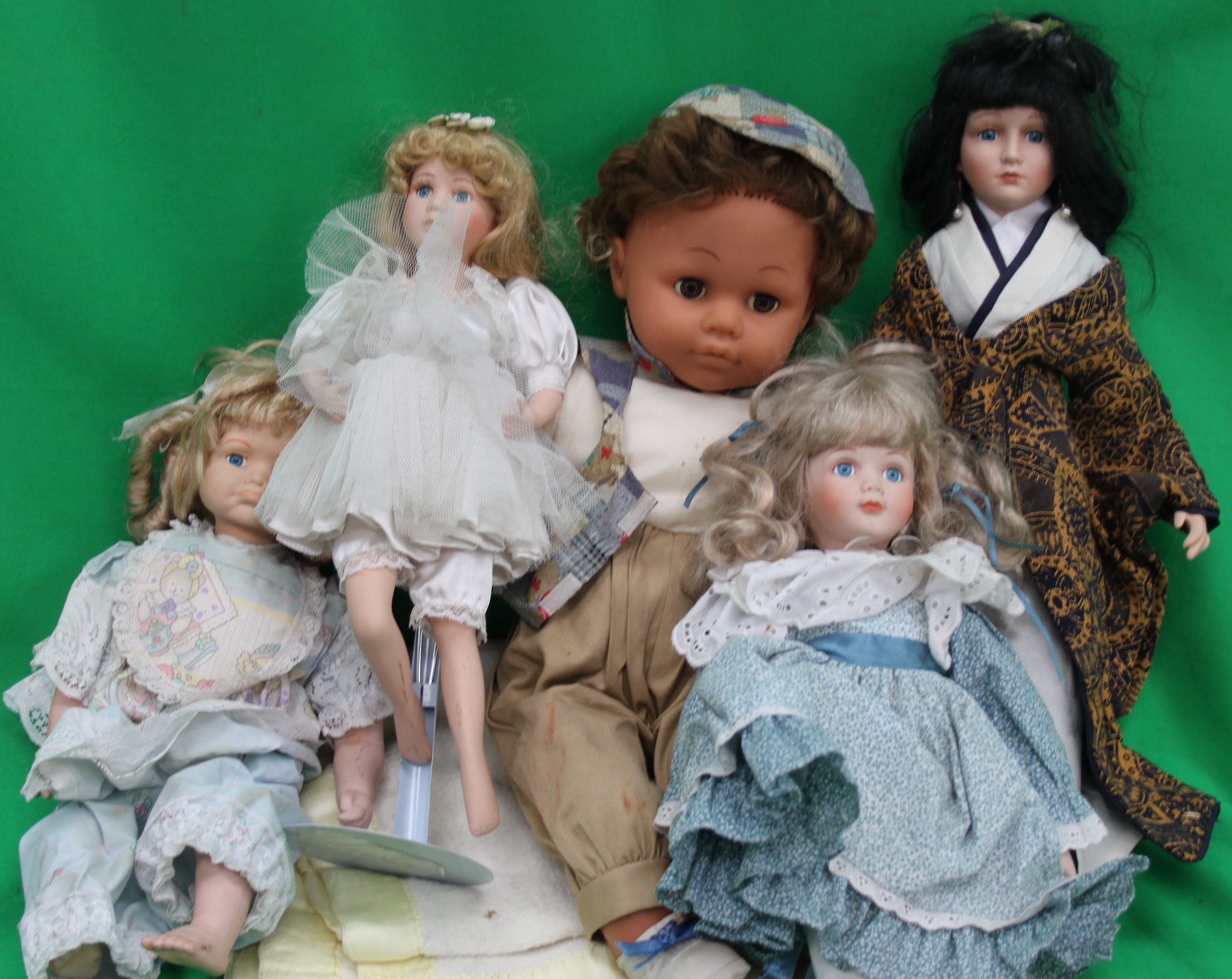 4 highly detailed China Dolls and a vint