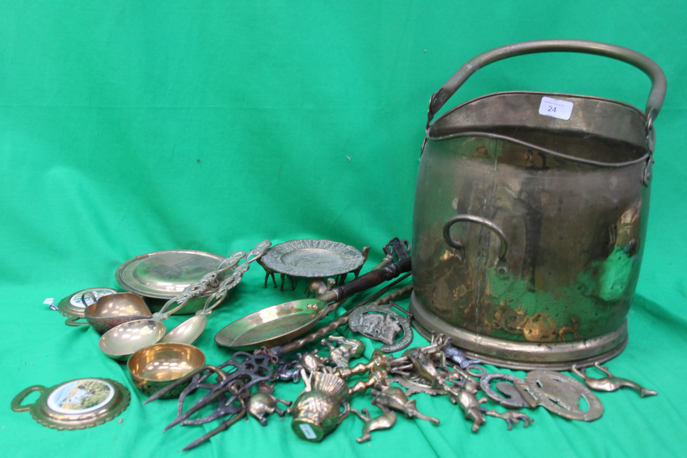 A collection of brass items to include a