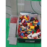 A good assortment of vintage Lego to inc