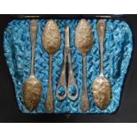A Victorian cased set of Walker & Hall silver plate berry spoons ( 4 ) and grape scissors.