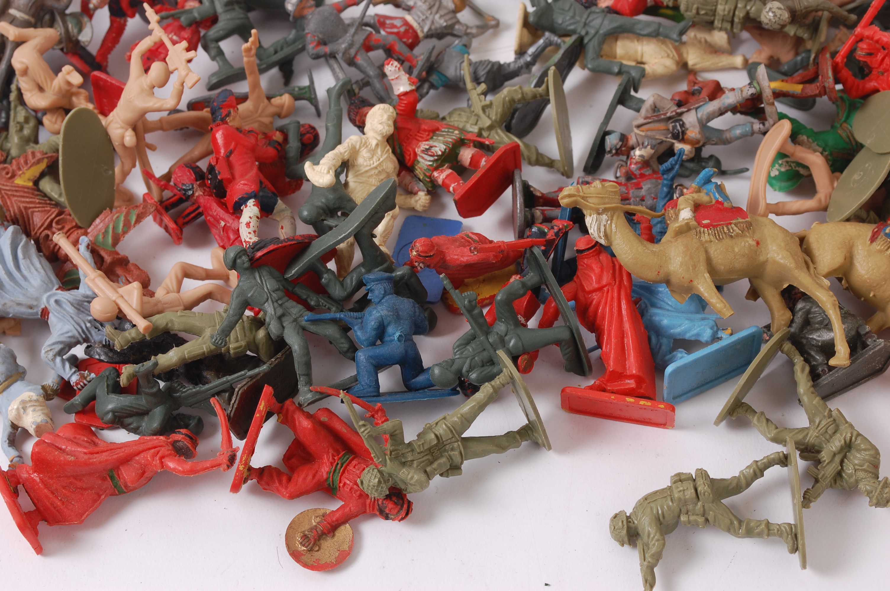 TOY SOLDIERS; A small and varied collection of vintage toy soldiers to include plastic, - Image 4 of 6