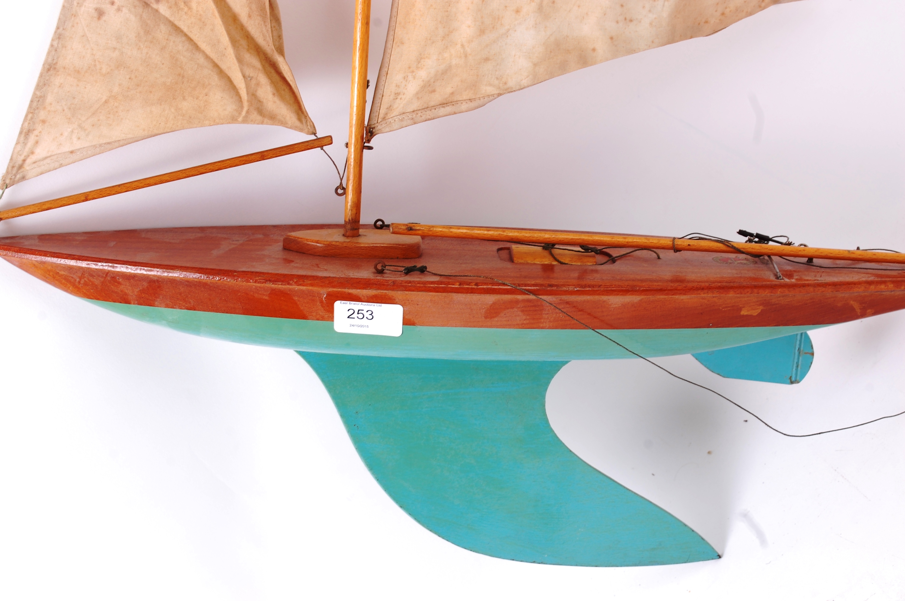 BOWMAN POND YACHT; A charming original 1950's Bowman Racing wooden pond yacht. - Image 2 of 4