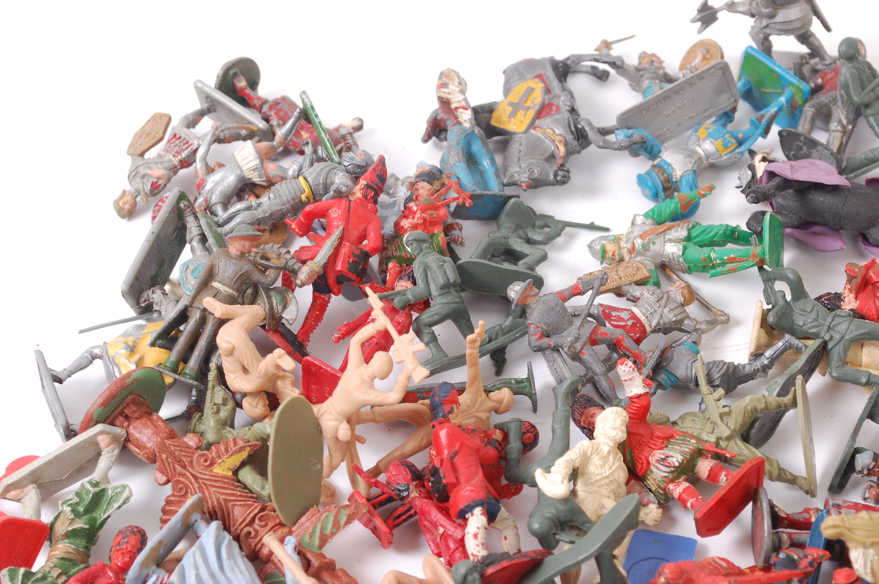 TOY SOLDIERS; A small and varied collection of vintage toy soldiers to include plastic, - Image 2 of 6