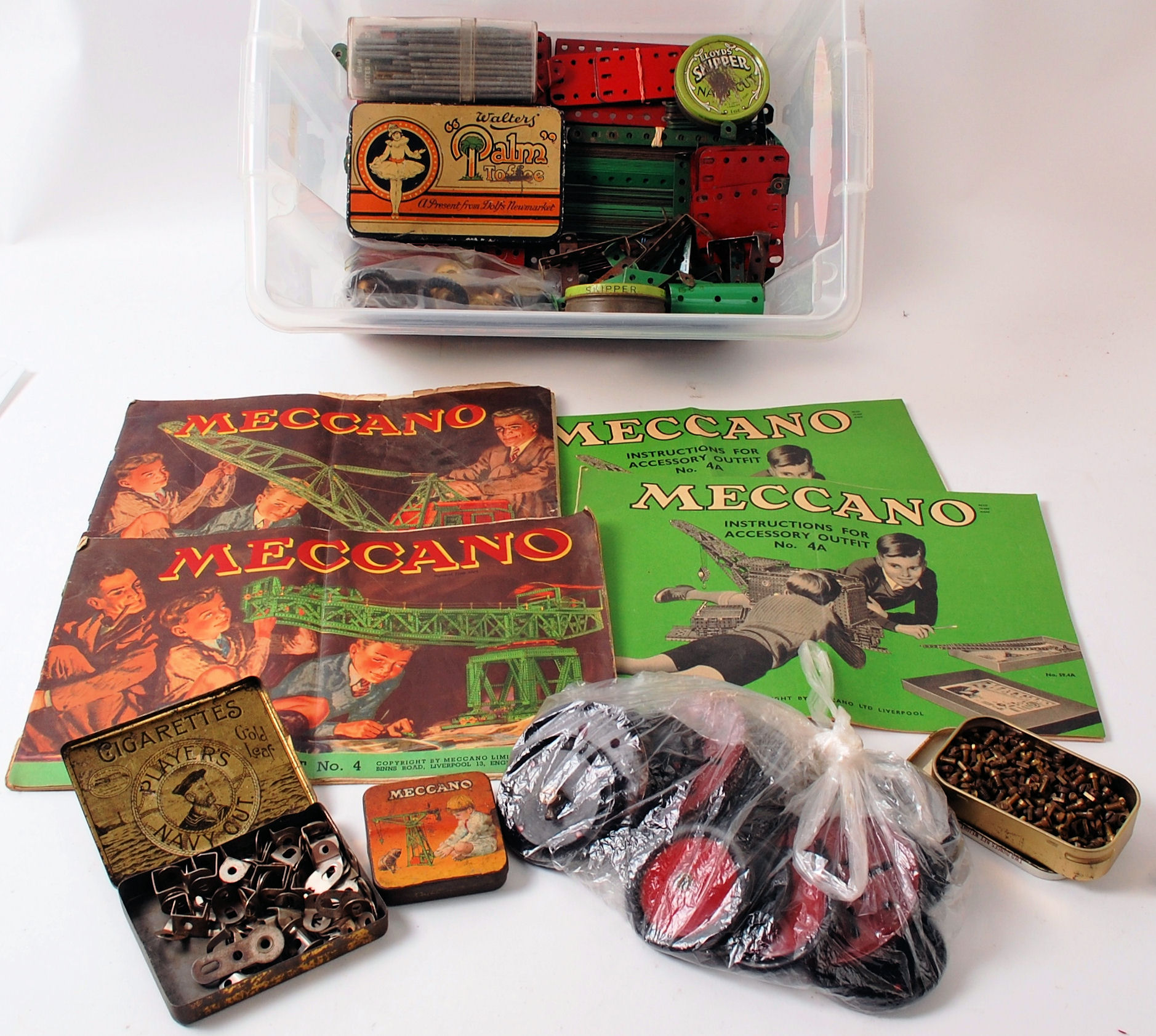 MECCANO; A collection of assorted vintage Meccano to include bits and pieces, No.