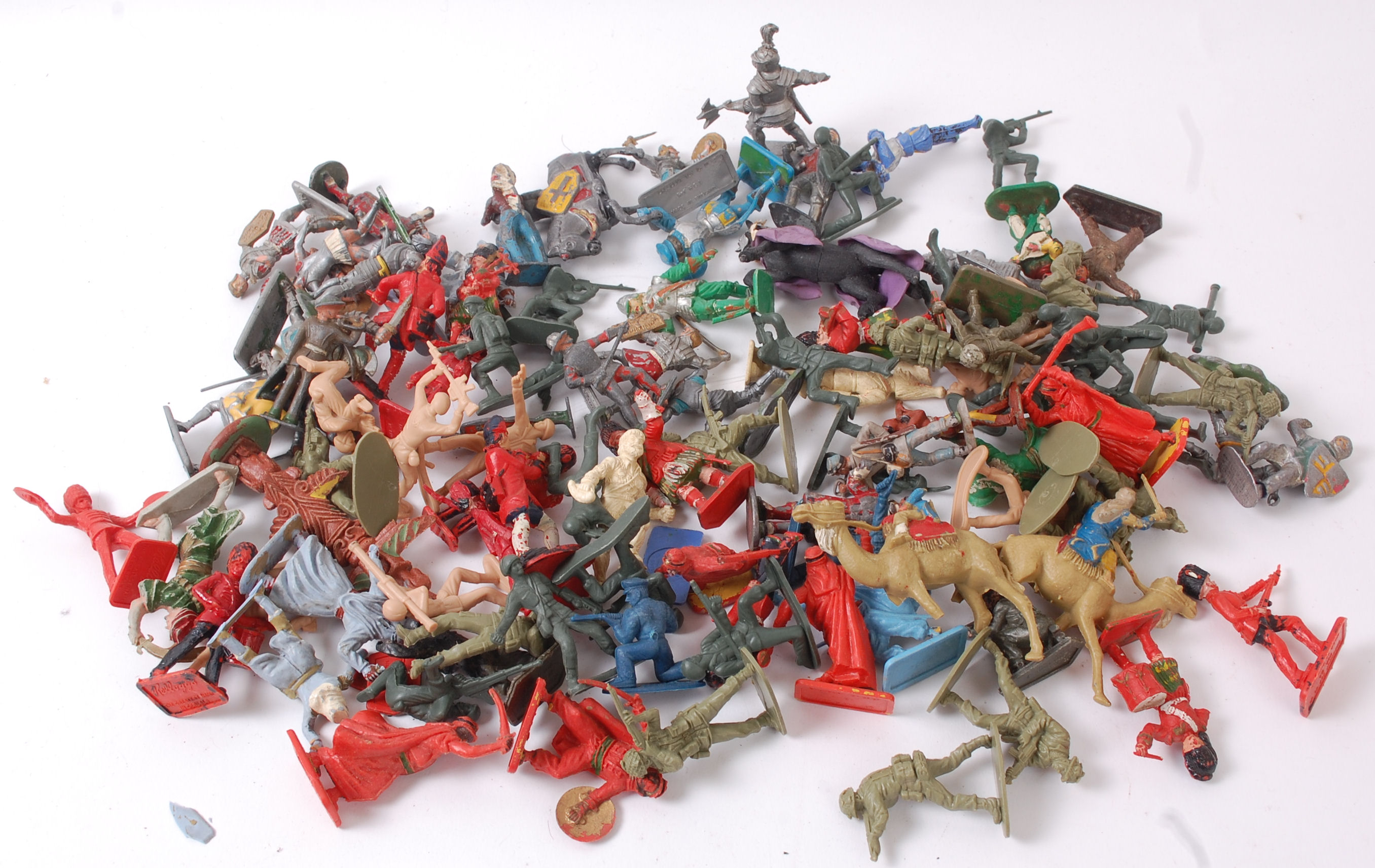 TOY SOLDIERS; A small and varied collection of vintage toy soldiers to include plastic,