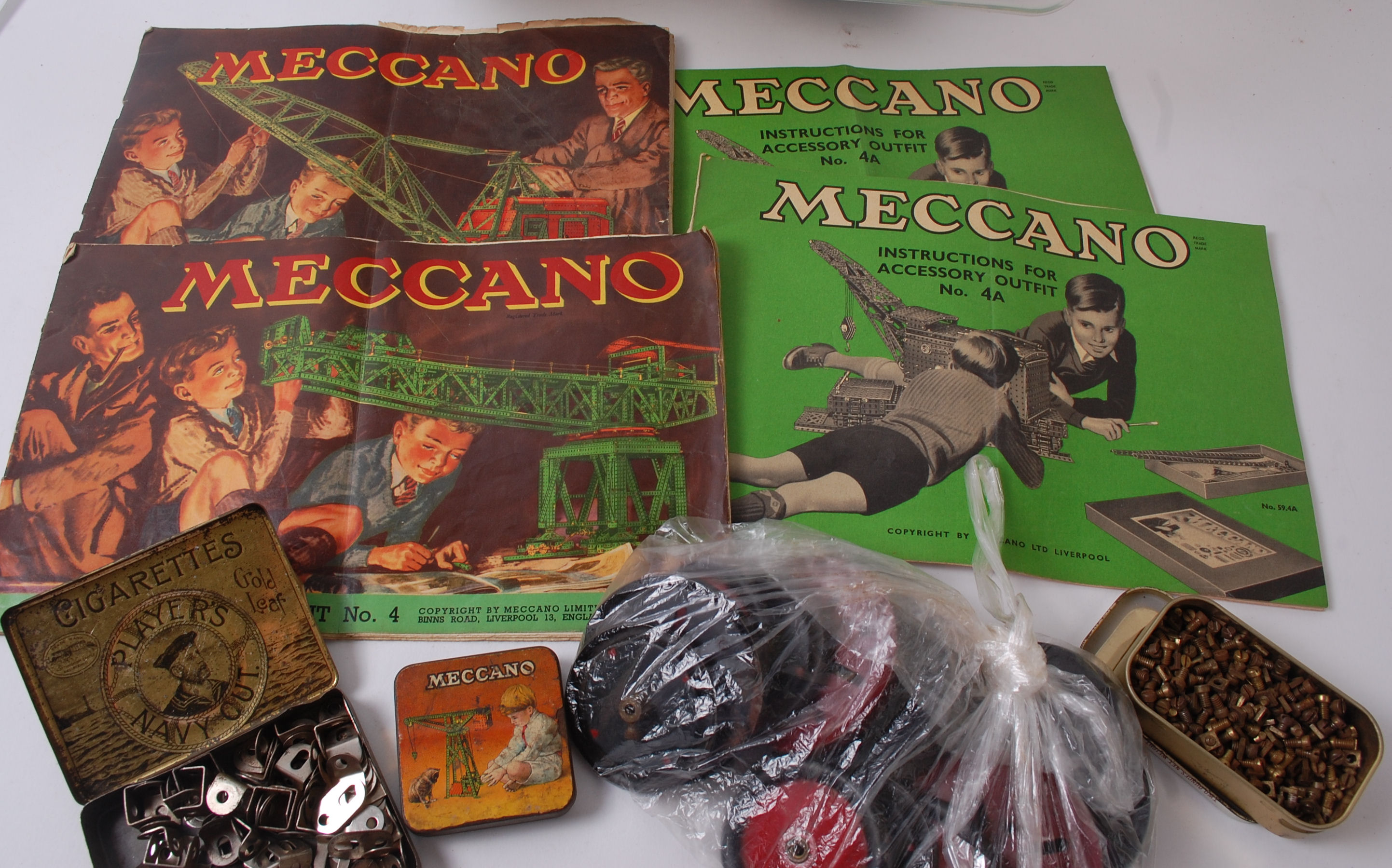 MECCANO; A collection of assorted vintage Meccano to include bits and pieces, No. - Image 3 of 3