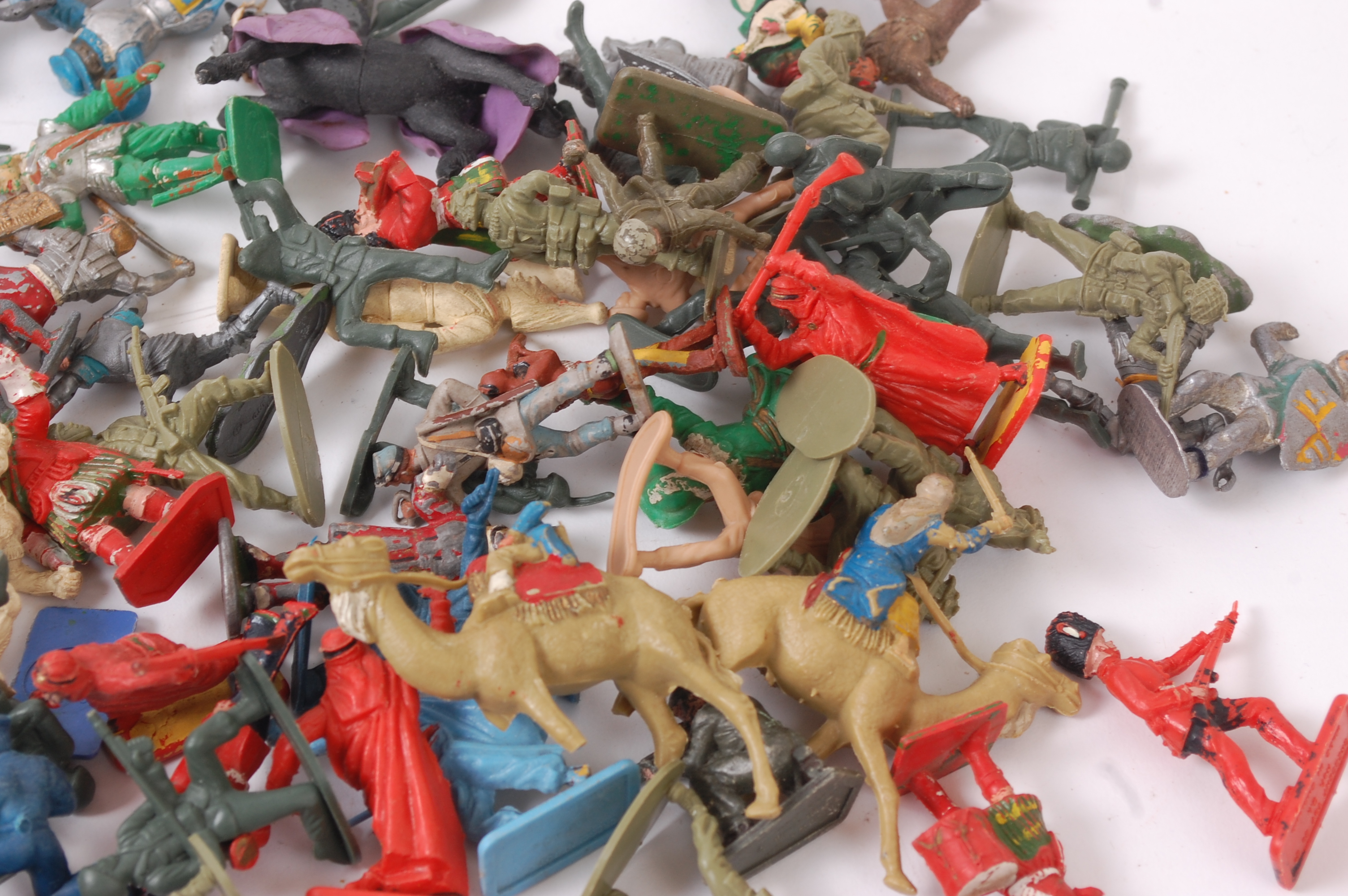 TOY SOLDIERS; A small and varied collection of vintage toy soldiers to include plastic, - Image 3 of 6