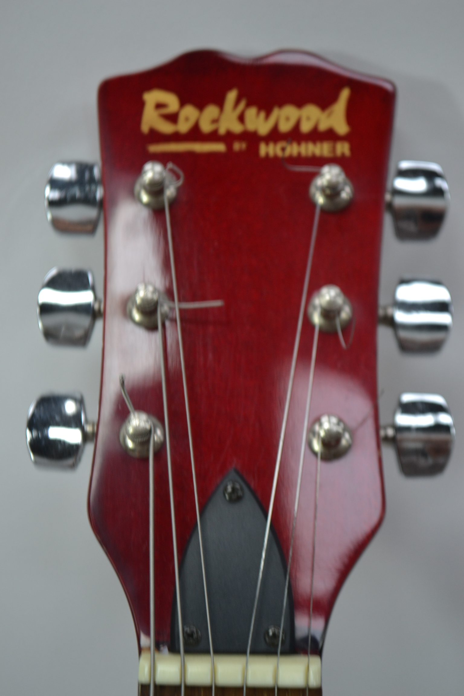 A Rockwood by Hohner Gibson style solid body electric guitar in red, with case. - Image 5 of 5