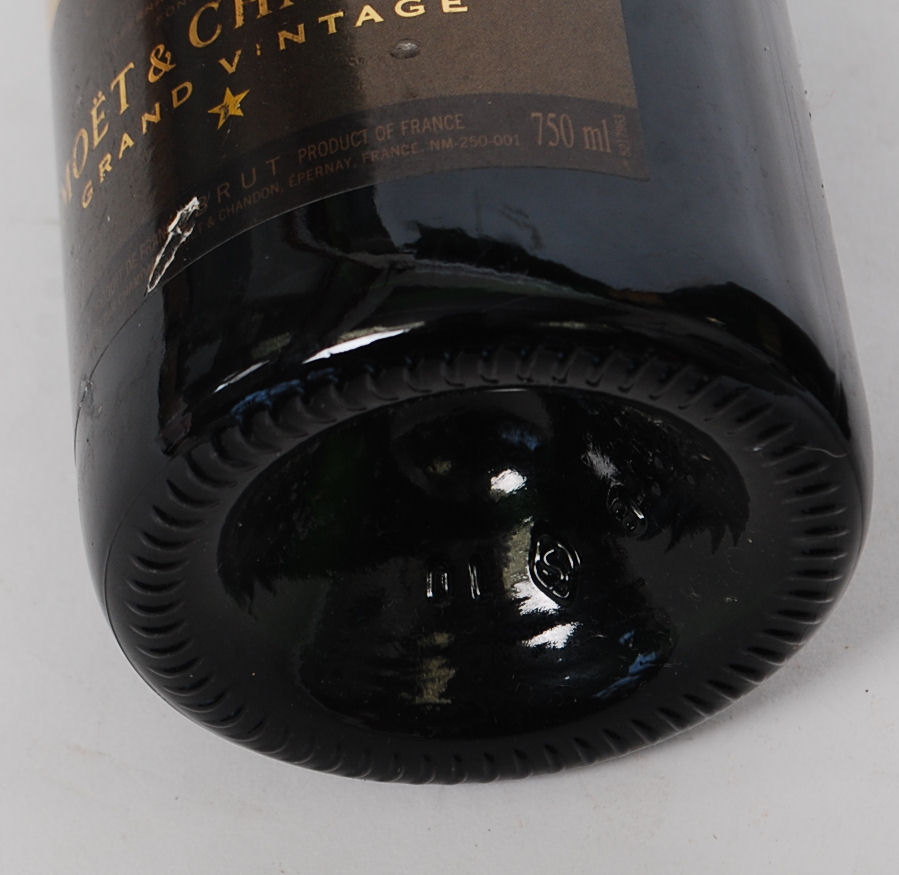 2 vintage Moet & Chadon bottles of champagne 2000 ( see illustrations ) - Image 3 of 3