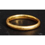 A 22ct gold plain wedding band, with hallmarks to the inner ring. 3.