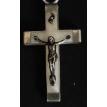 A silver and mother of pearl crucifix pendant adorned with the figure of christ. Total weight 4.