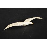 A vintage retro ladies 1960's seagull brooch of resin construction with pin to verso