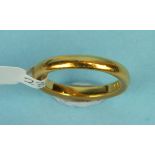 A 22ct gold wedding band size M, 5.7g.