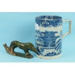 An early-19th century English pearlware tankard with blue willow pattern transfer decoration, 15cm