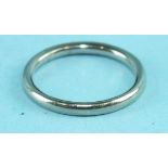 An 18ct white gold wedding band, size J½, 2.8g.