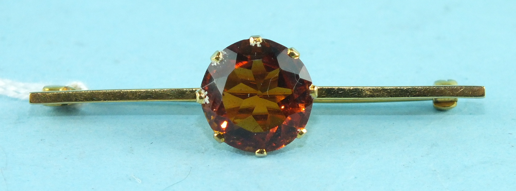 A 9ct yellow gold bar brooch set a round-cut cairngorm, 5.9g.