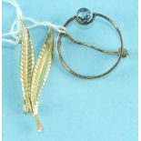 An Edwardian 15ct yellow and white gold circlet brooch set aquamarine, 2.5cm diameter, 3.8g and a