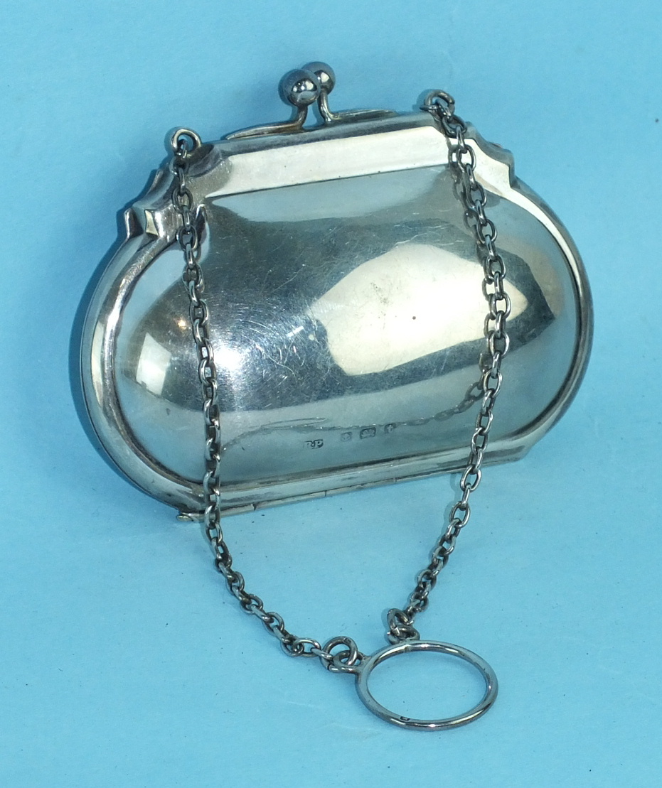 A small silver ladies purse with chain suspension and moiré silk interior, Birmingham 1918.