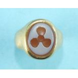 An 18ct gold signet ring set a hard stone cameo with propeller motif, size L, 4.9g.
