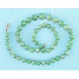 A necklace of graduated jade beads, largest 9mm, 43cm long, 33g.